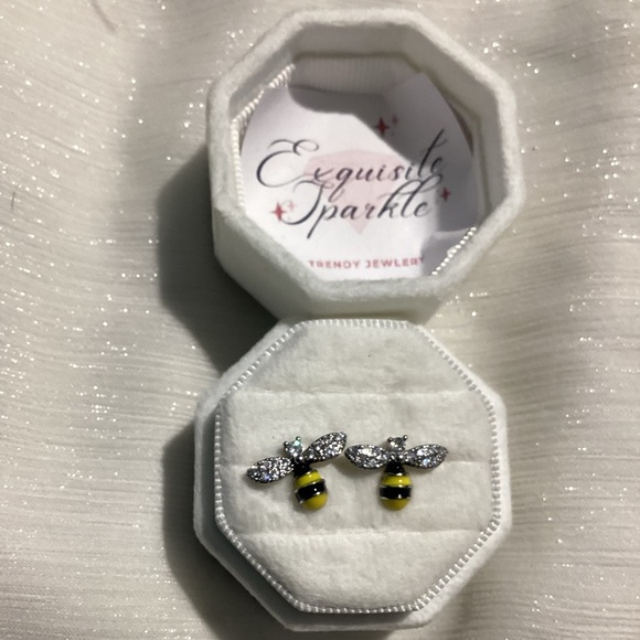 🐝Sparkly Adorable SilverTone Petite Bumblebee Post Back Stud Earrin - Picture 5 of 14